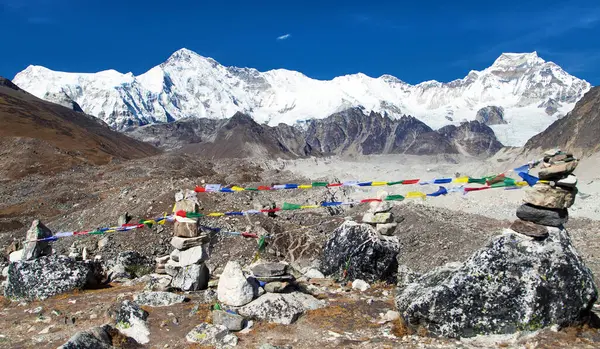 Cho Oyu Dağı bayraklarıyla Cho Oyu Dağı, Gokyo Vadisi, Everest Bölgesi, Sagarmatha Ulusal Parkı, Khumbu Vadisi, Nepal