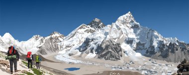 Everest ve Nuptse dağları Kala Patthar 'dan görüldüğü üzere üç yürüyüşçü, vektör çizimi, Everest Dağı 8.848 metre, Khumbu vadisi, Nepal Himalayaları dağları