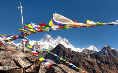 Everest Dağı, Lhotse Dağı ve Makalu Zirvesi Gokyo Ri zirvesi, Khumbu vadisi, Nepal Himalayaları dağlarından gelen Budist dua bayraklarıyla çevrilidir.