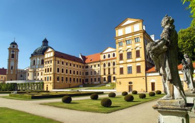 Jaromerice nad Rokytnou barok ve 18. yüzyıldan kalma Rönesans şatosu, şatonun önündeki parkta bir heykel, Güney Moravya, Çek Cumhuriyeti, Orta Avrupa