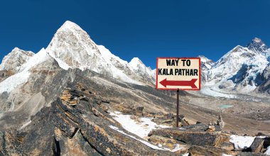 Pumori Dağı ve Everest Dağı ve Kala Patthar manzarası ve Kala Patthar yolu, Khumbu vadisi, Sagarmatha ulusal parkı, Nepal 