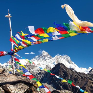 Everest Dağı, Lhotse Dağı ve Makalu Zirvesi Gokyo Ri zirvesi, Khumbu vadisi, Nepal Himalayaları dağlarından gelen Budist dua bayraklarıyla çevrilidir.