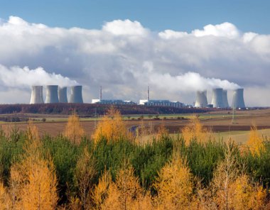 Nükleer santral Dukovany 'nin panoramik manzarası, sonbahar manzarası, Çek Cumhuriyeti