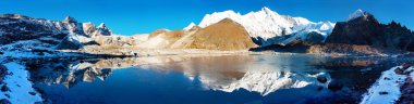 Cho Oyu Dağı gölde yansıyor, Cho Oyu Dağı 'nın sabah manzarası ana kamp Everest yolu, Gokyo vadisi, Nepal Himalayaları dağları