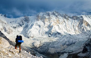 Annapurna Dağı 'nın Annapurna çevresindeki yürüyüş yolu, Annapurna ana kampı, Nepal Himalayalar dağları.