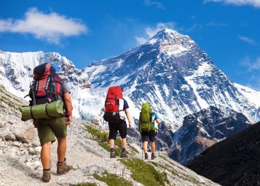 Everest Dağı, Gokyo Vadisi 'nden ve üç yürüyüşçüden görüldüğü üzere, Everest Dağı' ndaki ana kampa, Khumbu Vadisi 'ne, Sagarmatha Ulusal Parkı' na, Everest bölgesine, Nepal Himalayas Dağları 'na kadar uzanır.