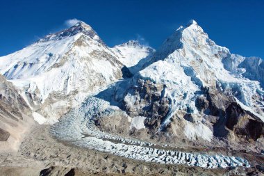 Pumo Ri ana kampından Everest, Khumbu vadisi, Sagarmatha ulusal parkı, Nepal Himalayaları dağlarına kadar uzanan Everest, Lhotse ve Nuptse dağlarının güzel manzarası.