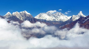 Everest Dağı 'nın panoramik manzarası, Kongde' den Lhotse Dağı ve Ama Dablam tepesi ve güzel bulutlar, Sagarmatha ulusal parkı, Nepal Himalayalar dağları