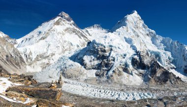 Everest Dağı, Lhotse ve Nuptse Pumori merkez kampından taş piramitlerle Everest ana kampına, Khumbu vadisine, Sagarmatha ulusal parkına, Nepal Himalayalar 'a