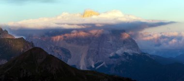 Pelmo Dağı 'nın akşam manzarası, Güney Tyrol, Alpler Dolomitler, İtalya