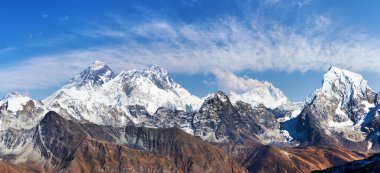 Everest Dağı, Lhotse ve Makalu, Renjo La Pass 'tan Everest Ana Kampı' na kadar üç geçiş, Khumbu Vadisi, Sagarmatha Ulusal Parkı, Nepal Himalayas Dağları.