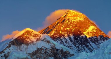 Kala Patthar 'dan Everest Dağı' na, akşam batımı renkli manzara tepesinde küçük bulut, Khumbu vadisi, Solukhumbu, Sagarmatha ulusal parkı, Nepal Himalayalar dağları