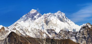 Everest Dağı ve Lhotse Dağı, Renjo Geçidi 'nden Everest ana kampına kadar uzanıyor ve üç geçiş yolu var, Khumbu Vadisi, Solukhumbu, Sagarmatha Ulusal Parkı, Nepal Himalayas Dağları.