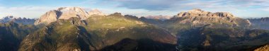 Marmolada Dağı 'nın sabah panoramik manzarası ve Sella Dağı, Güney Tyrol, Alpler Dolomite Dağları, İtalya