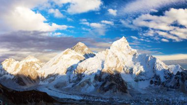 Everest ve Nuptse Dağı, güzel günbatımı bulutlarıyla akşam panoramik manzarası, Kala Patthar Dağı, Sagarmatha Ulusal Parkı, Khumbu Vadisi, Solukhumbu Dağı, Nepal Himalaya Dağı