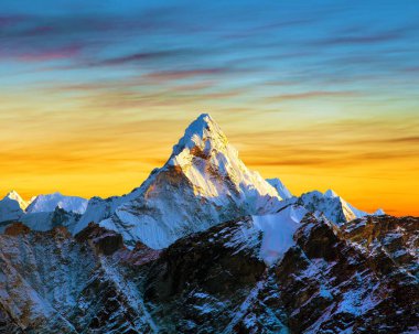 Güzel gökyüzü ile mount Ama Dablam Everest ana kampı, Khumbu Vadisi, Sagarmatha Milli Parkı, herhangi bir zamanda alan, Nepal giderken panoramik akşam