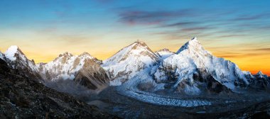 Pumori ana kampından Everest Dağı, Lhotse ve Nuptse 'nin panoramik manzarası - Everest ana kampına, Khumbu vadisine, Sagarmatha ulusal parkına, Nepal Himalayas dağlarına akşam veya zenci manzarasına kadar