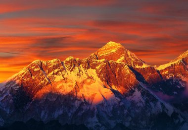 Everest Dağı 'nda Kongde köyünden güzel bulutlar, akşam günbatımı kırmızı renkli manzara, Khumbu vadisi, Solukhumbu, Nepal Himalayaları dağları