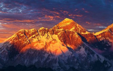 Everest Dağı 'nda Kongde köyünden güzel bulutlar, akşam günbatımı kırmızı renkli manzara, Khumbu vadisi, Solukhumbu, Nepal Himalayaları dağları