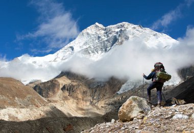 Turist ve bulutlu Makalu Dağı, Nepal Himalayalar, Barun Vadisi