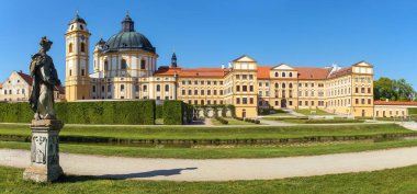 Jaromerice nad Rokytnou barok ve 18. yüzyıldan kalma Rönesans şatosu, şatonun önündeki parkta bir heykel, Güney Moravya, Çek Cumhuriyeti, Orta Avrupa