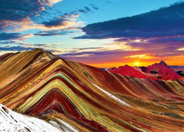 Gökkuşağı dağları veya Vinicunca Montana de Siete Colores, Peru, Peru 'daki Cuzco bölgesi, Peru And Dağları, akşam günbatımı panoramik manzara