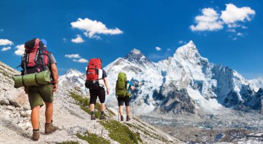 Kala Patthar Dağı 'ndan Everest Dağı' na kadar üç yürüyüşçü, Khumbu Vadisi, Sagarmatha Ulusal Parkı, Everest Bölgesi, Nepal Himalayalar Dağları.