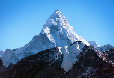 Nepal Himalayalar 'daki Everest Ana Kampı' na giderken Ama Dablam Dağı 'nın mavi renkli manzarası.