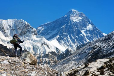 Everest Dağı, Gokyo vadisinden Everest 'teki ana kampa giderken görüldüğü üzere Sagarmatha ulusal parkı, Khumbu vadisi, Nepal Himalayaları dağları.