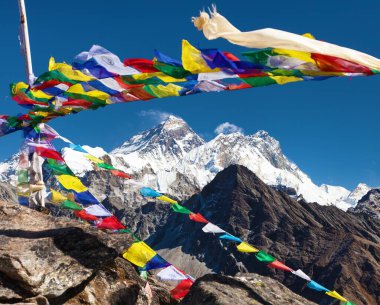 Everest Dağı, Lhotse Dağı ve Makalu Zirvesi Gokyo Ri zirvesi, Khumbu vadisi, Nepal Himalayaları dağlarından gelen Budist dua bayraklarıyla çevrilidir.