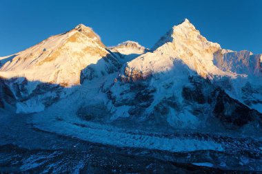 Pumori ana kampı, Sagarmatha Ulusal Parkı, Khumbu Vadisi, Solukhumbu, Nepal Himalays Dağları 'ndan akşam panoramik görüntüsü