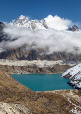 Everest Dağı, Lhotse Zirvesi, Ngozumba Buzulu, Renjo La Geçidi 'nden Gokyo Gölü ve köyü, Üç geçiş yolu, Khumbu Vadisi, Sagarmatha Ulusal Parkı, Nepal himalayas Dağları