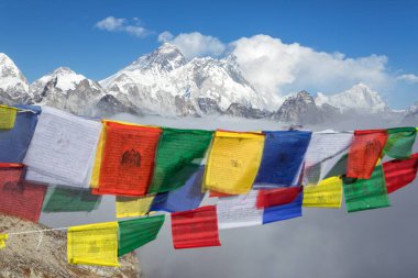 Everest Dağı, Lhotse Dağı ve Makalu Zirvesi, Budist dua bayraklarıyla, Everest Dağı Renjo La Pass, Nepal himalaya Dağı, Khumbu vadisi