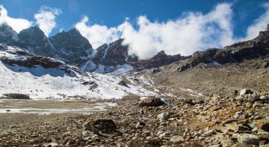 Gokyo Vadisi 'nden Renjo La Geçidi' nin manzarası, üç geçiş yolu ve Everest Dağı 'nın ana kamp yolu, Nepal Himalayalar' ın dağları.
