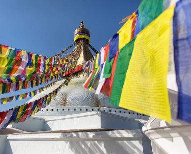Boudhanath ya da Boudanath dua bayraklarıyla, Katmandu şehrinin en büyük Budist stupası, Nepal 'deki Budizm