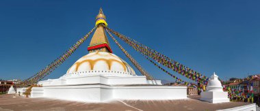 Boudhanath ya da Boudanath dua bayraklarıyla, Katmandu şehrinin en büyük Budist stupası, Nepal 'deki Budizm