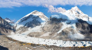 Everest Dağı 'nın birçok çadırı ve güzel gökyüzü olan ana kampı, sagarmatha ulusal parkı, Khumbu vadisi, solukhumbu, Nepal Himalayaları dağları.