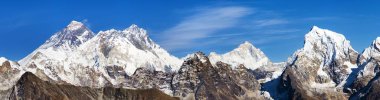 Renjo La 'dan Everest Dağı, Lhotse ve Makalu geçidi mavi gökyüzünde güzel bulutlar, Everest Merkez Kampı' na giden yol, üç geçiş yolu, Khumbu vadisi, Sagarmatha ulusal parkı, Nepal Himalayas dağları