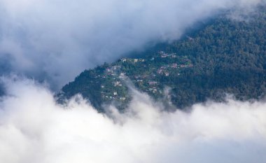 Himalaya köyü Darjeeling yakınlarındaki bir tepenin üzerindeki bulutların arasında, Hint Himalayaları dağları