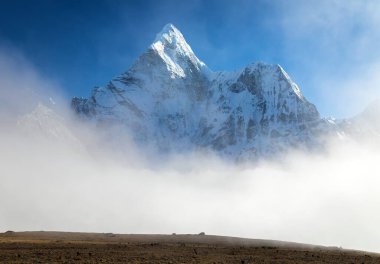 Bulut ve mavi gökyüzü içinde Ama Dablam Dağı, Everest Dağı ana kampı, Khumbu vadisi, Sagarmatha ulusal parkı, Everest bölgesi, Nepal Himalaya dağı