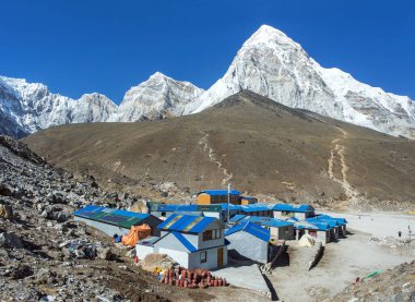Gorak shep köyü, Everest Dağı 'na yakın bir köy ve Kala Patthar dağı ve Pumori tepesi, Khumbu vadisi, Solu khumbu, Nepal Himalayaları dağları.