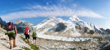 Everest Zirvesi ve Nuptse Dağı ana kampı yakınlarında gökyüzünde güzel bulutlar, Khumbu vadisi, Nepal Himalayalar dağları bulunan üç dağcı, dağcı ya da dağcı ile görülmektedir.