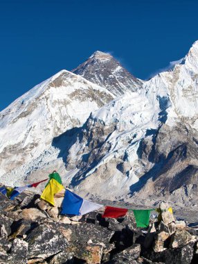 Kala Patthar 'dan Budist dua bayraklarıyla Everest' e, Sagarmatha Ulusal Parkı 'na, Khumbu Vadisi' ne, Solukhumbu 'ya, Nepal Himalayalar' a kadar uzanan Everest ve Nuptse Dağı manzarası. 