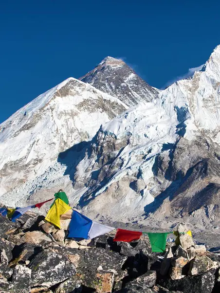 Kala Patthar 'dan Budist dua bayraklarıyla Everest' e, Sagarmatha Ulusal Parkı 'na, Khumbu Vadisi' ne, Solukhumbu 'ya, Nepal Himalayalar' a kadar uzanan Everest ve Nuptse Dağı manzarası. 