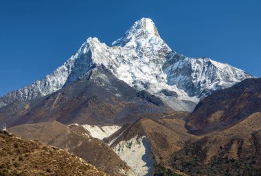 Ama Dablam Dağı, ama Dablam Dağı 'nın panoramik manzarası mavi gökyüzü ile Everest ana kampına, Khumbu vadisine, Sagarmatha ulusal parkına, Everest bölgesine, Nepal Himalayas dağlarına giderken.
