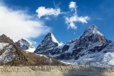 Cholo Zirvesi, Kangchung Zirvesi ve Nirekha Dağı, gökyüzünde bulutları olan üç güzel Himalaya dağı, Gokyo Vadisi, Cho Oyu Dağı, Nepal Himalaya Dağı yakınlarındaki