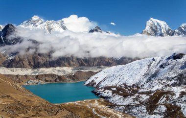 Everest Dağı, Lhotse Zirvesi, Ngozumba Buzulu, Renjo La Geçidi 'nden Gokyo Gölü ve köyü, Üç geçiş yolu, Khumbu Vadisi, Sagarmatha Ulusal Parkı, Nepal himalayas Dağları