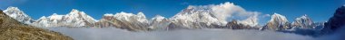 Everest Dağı Lhotse Dağı ve Makalu zirvesi Renjo geçidi, Everest ana kampı yolu ve üç geçiş yolu, Khumbu vadisi, Solu Khumbu, Sagarmatha ulusal parkı, Nepal Himalayalar dağları