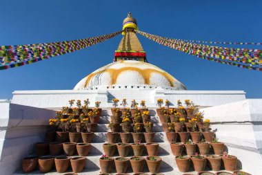 Boudhanath ya da Boudanath dua bayraklarıyla, Katmandu şehrinin en büyük Budist stupası, Nepal 'deki Budizm