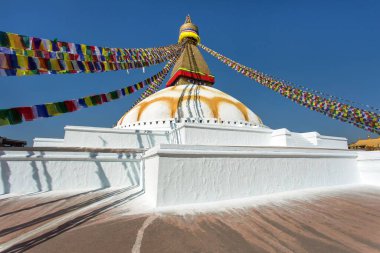 Boudhanath ya da Boudanath dua bayraklarıyla, Katmandu şehrinin en büyük Budist stupası, Nepal 'deki Budizm